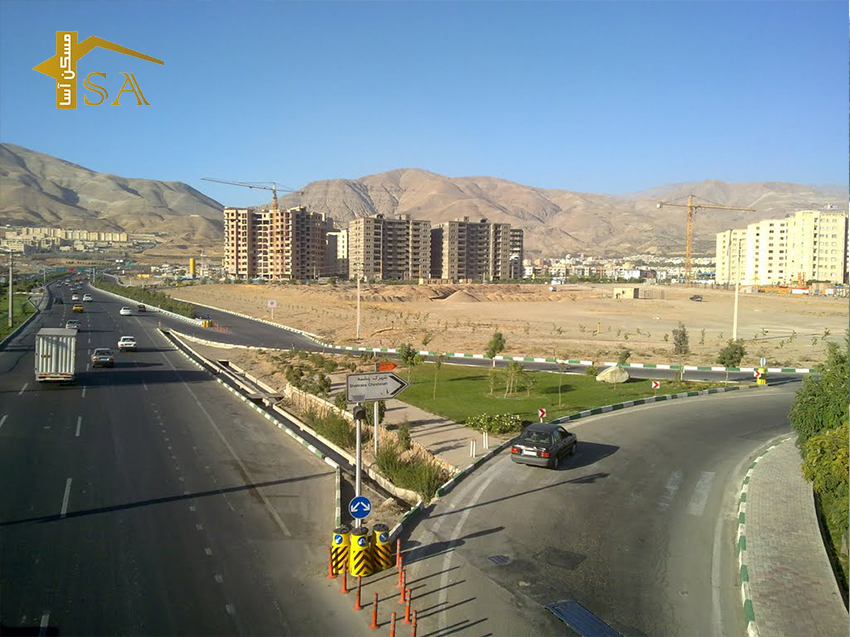دسترسی شهرک چشمه از مسیر بزرگراه آزادگاه شمال، از اولین دوراهی  پس از خروجی میدان المپیک